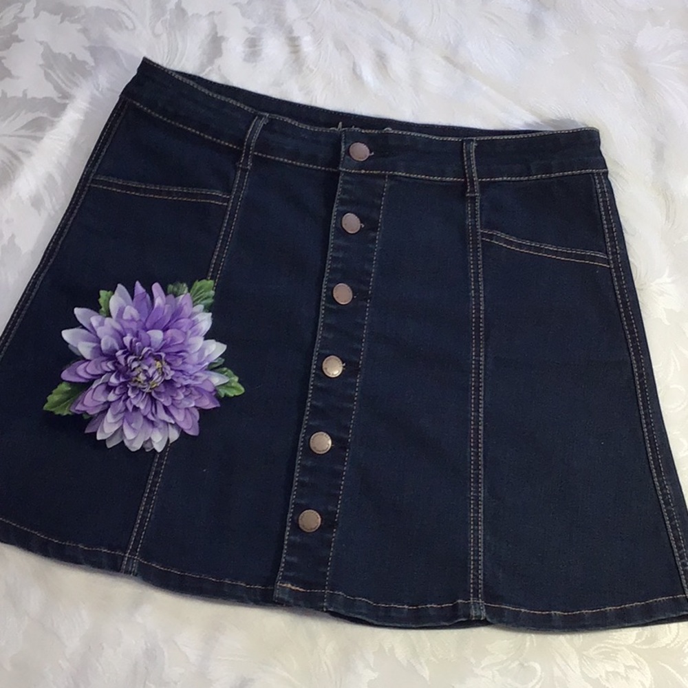 Buttoned Denim Skirt - Picture 2 of 8
